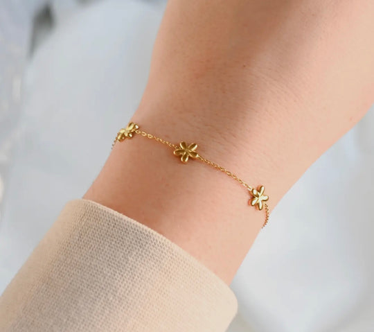 Dainty Gold Flower Bracelet 