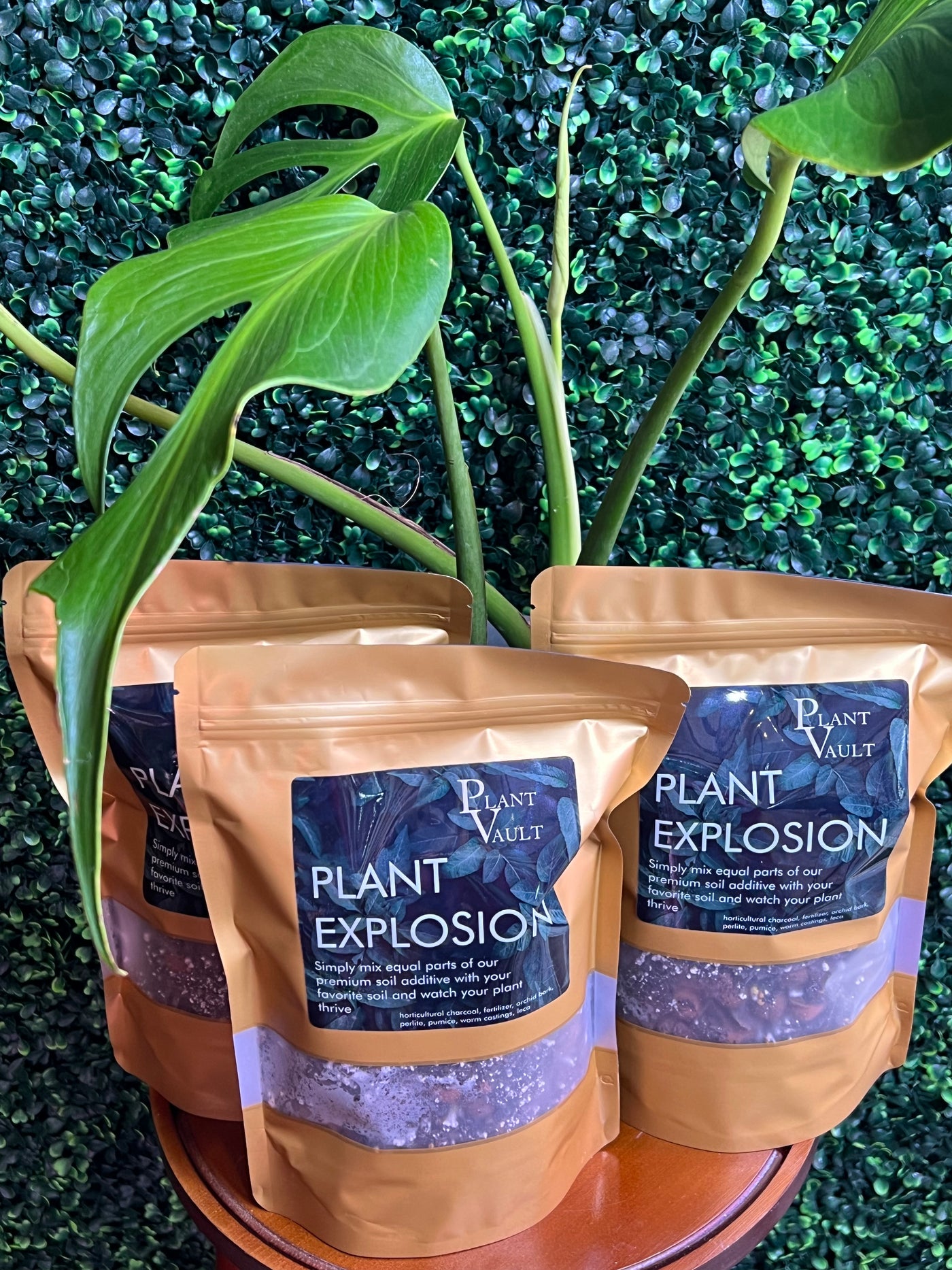 Introducing Plant Explosion - the ultimate chunky soil additive that will revolutionize your gardening experience! This exceptional blend of carefully selected ingredients, including horticultural charcoal, fertilizer, orchid bark, perlite, pumice, worm castings, and leca, is designed to enhance the vitality and growth of your beloved plants.